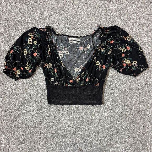 Urban Outfitters Tops - Urban Outfitters Top Womens XS Black Floral Lace Puff Sleeve Cropped V Neck Boho